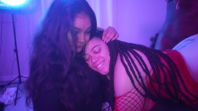 BUSSITDOWNXXX: Angel Bead reçoit une première fois dans un gangbang