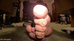 Mr Dimples: 当我玩游戏时崇拜我的脚！