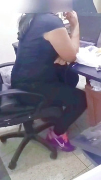 내 상사는 내 다리가 흔들리기 시작할 때까지 그의 사무실에서 나를 따먹어