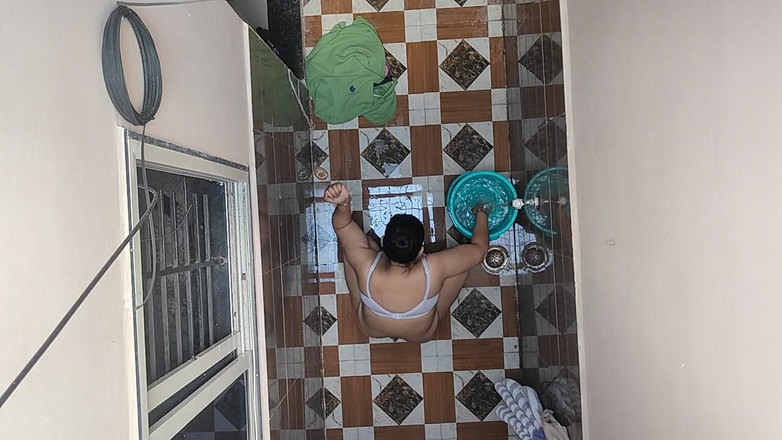 Hot crystal: Побачив, як сусідська невістка приймає ванну