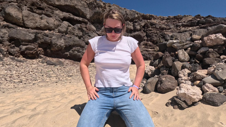 Emma Voyeur: Casual Beach Pee - Jeans Wetting Outdoors