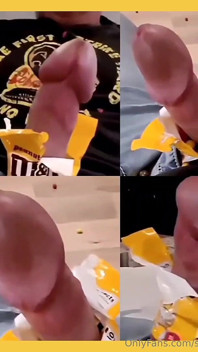 Eine tasche mit großem schwanz und M&m's
