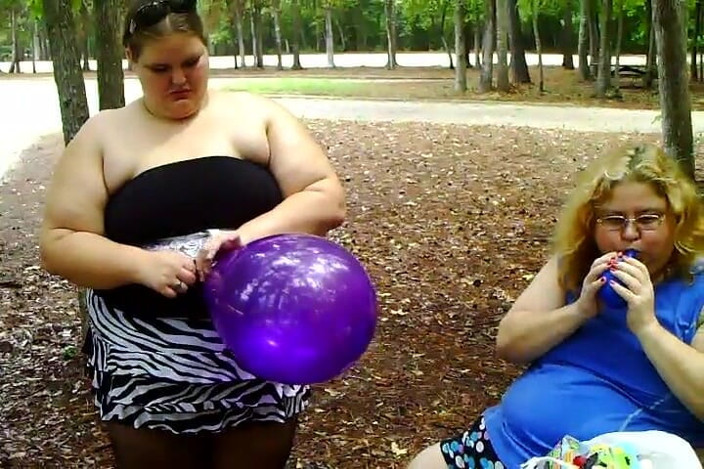 BBW nurse Vicki adventures with friends: 2 gordinhas estão chupando balão e saltando