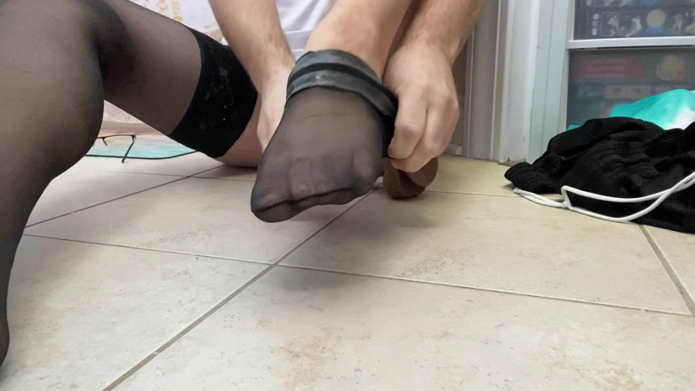 MadisonCD2025: Banci CD Crossdresser Amatur Mencuba Stoking Tinggi Paha Ibu Tiri