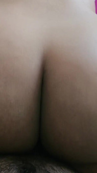 Indische heiße MILF lutscht schwanz ihres freundes und reitet auf seinem cuck