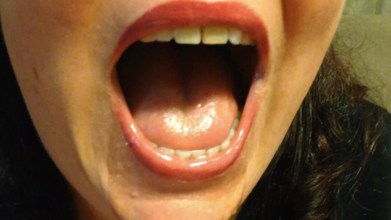 Lily Lipstixxx: O urso goma comendo