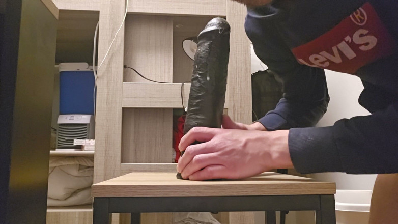 Assdildoxxl: Chupe o dildo 27x6,5cm e monte no banquinho
