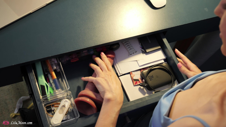 Lilu Moon: Büro-dildoritt wird zu creampie &amp;squirt, als chef mich erwischt