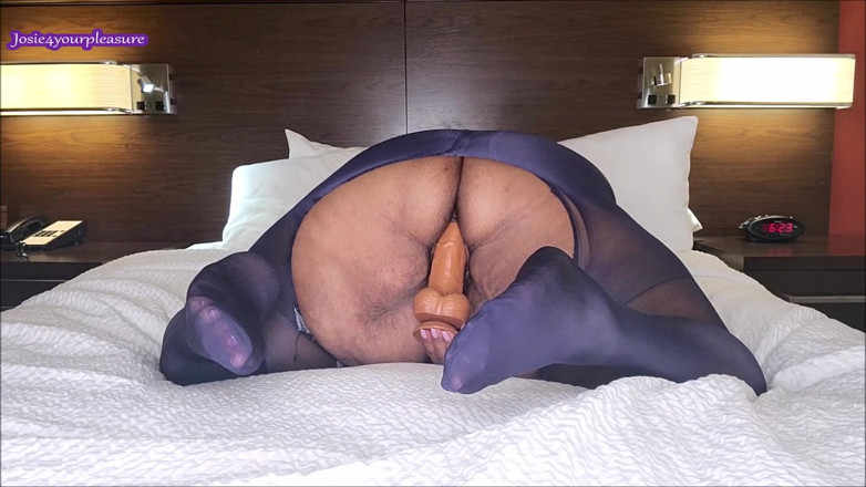 Josie4yourpleasure: La bbw con le calze strappate blu si masturba hd