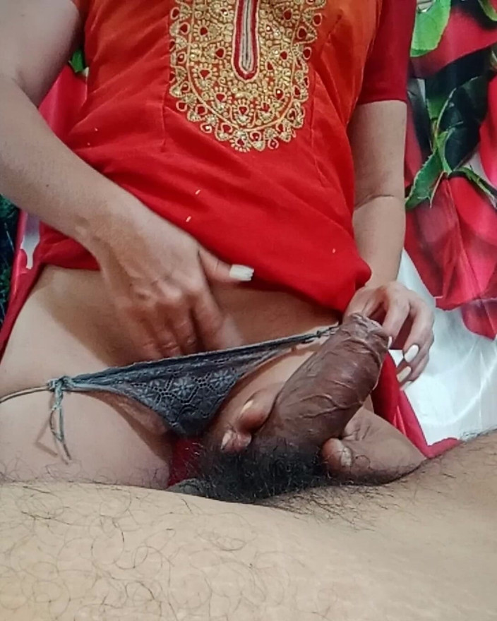 Bolly Karma: Istri nakal ini nyari tetangga di kamar tamunya.