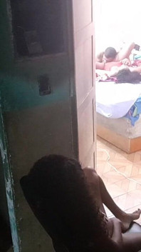 Przyłapałem moją przyrodnią siostrę i ojczyma na seksie i stanąłem u drzwi pokoju dotykając się.