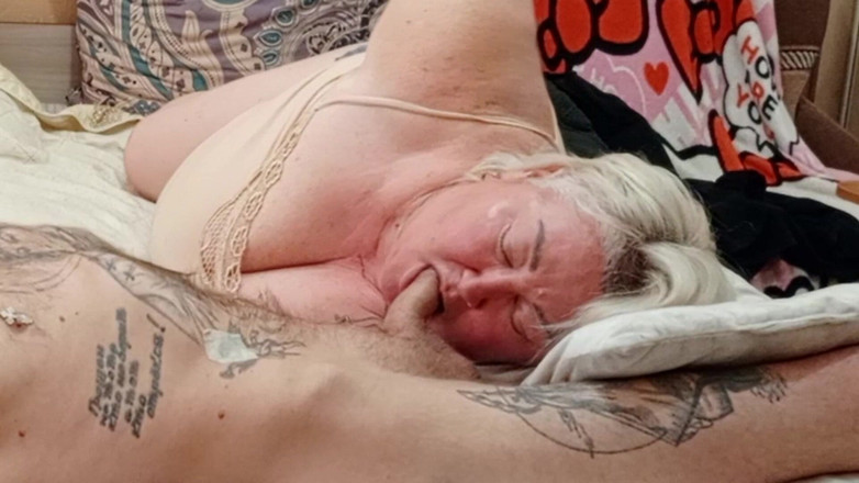 Zona901: The Neighbor Is Light on Her Feet and Sucks My...