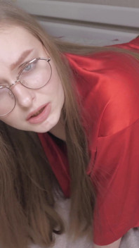 내 남편은 커클드야, 내가 그의 자지를 빨아주는 걸 보고, 그는 나를 박고 내 질에 사정해.