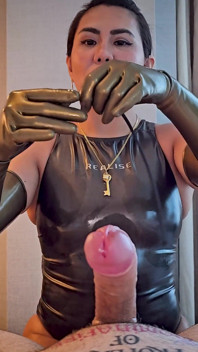 Femdom klingande med latexhandskar