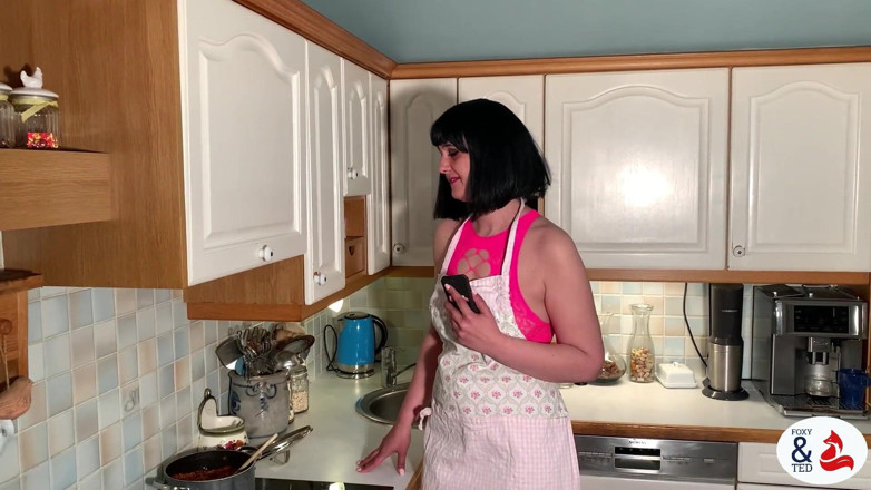 FoxyandTed: Isabella the Cook dikongkek di dapur