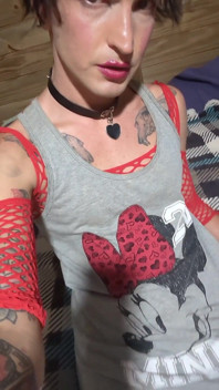 Ragazzo effeminato parlante