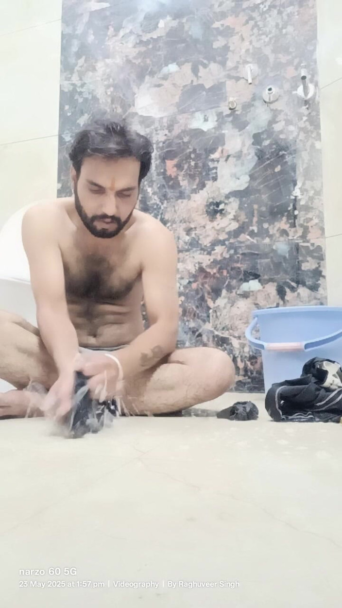 Rajasthani-old-lover: Pria India lagi mandi dan bertugas di rumah