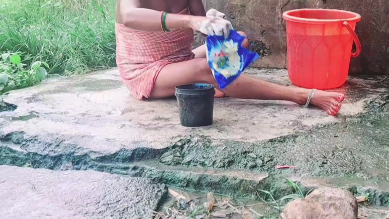 Trilokinath: Desi Bhabhi Outdoor Freshng in Morning