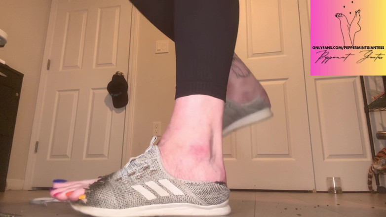 Peppermint Giantess: 67 diosas antorchas y cortes pequeños tamaño 7 zapatillas | Naufragio total