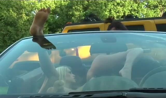 Girls of Desire: Mengongkek dildo di dalam kereta