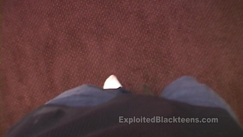 Xes Network: Une black de 19 ans à gros nichons fait un premier porno...