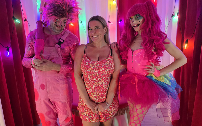 Cock Crazed Clowns: Maisie Lewis se întâlnește cu clovnii nebuni după pulă roz