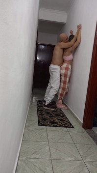 Figliastra strofina contro il muro, strofinandosi a secco e si masturba