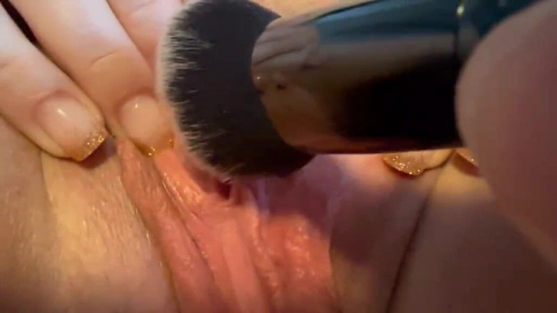 Good Girl McDuck: Kundička škádlení štětcem barvy až do stříkajícího orgasmu