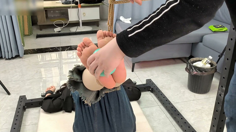 Asian bondage: Pacar saya diikat pada rangka besi, kaki telanjangnya tergantung dan...