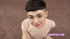 La chica alternativa Raunchy Magenta Lexx está tomando un poco de polla de Logan