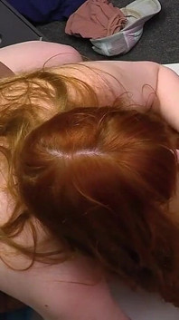 Cycata ruda kara MYLF zamienia się w seksualne przebudzenie, gdy poddaje się penisowi policji
