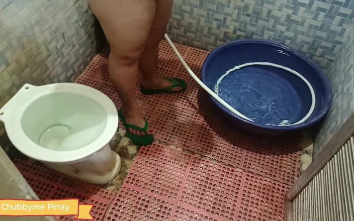 Chubbyme Pinay: Ella está tan caliente que primero se lava el coño...