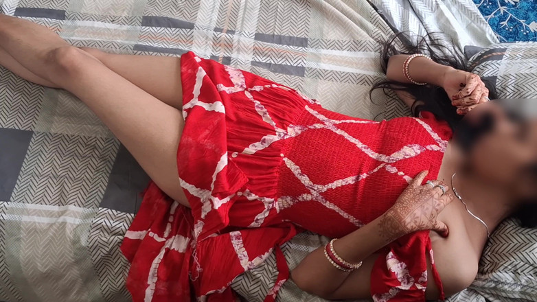 Smothgame: Fata tânără virgină întinsă într-un costum Salwar se gândește să facă sex...