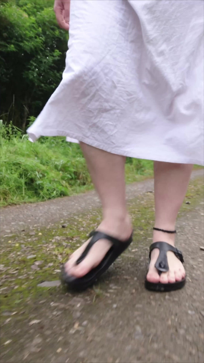 Footfetish: เดินในชุดคาฟตันสีขาวที่มีแมลงน่ารําคาญ