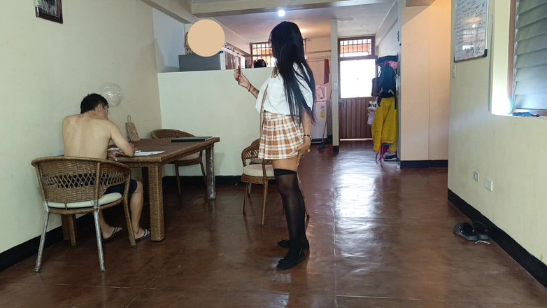 Lady: Oh, dói! Uma garota pequena e inocente de uniforme dá...