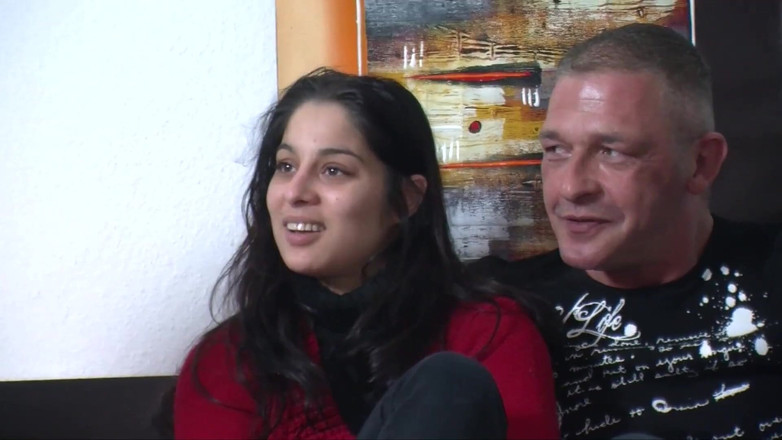 Swinger Friends Germany: Fată dulce tânără turcă în fața camerei pentru prima dată