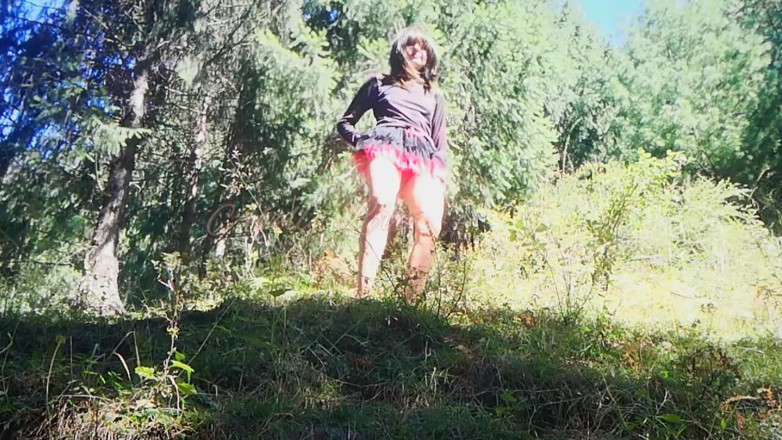 Abella Love: Une brune sexy est venue au parc pour un pique-nique...