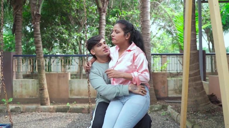 Desi Maal studios: Makcik panas memanggil teman lelakinya ke taman dan berkongkek dengannya...