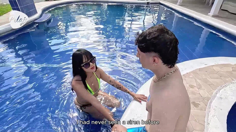 Pelaje mix: 悲しいラティーナが人魚を見つけ、彼のペニスをしゃぶってセックスしようと決めます。