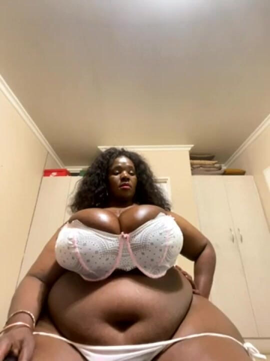 Legendary Booty Overdose: BBW-MILf striptease