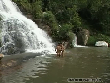 Gay Life Network: Tiga bogel di Sungai