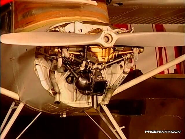 Phoenixxx: Pesta seks empat hala panas dalam kapal terbang Hangar