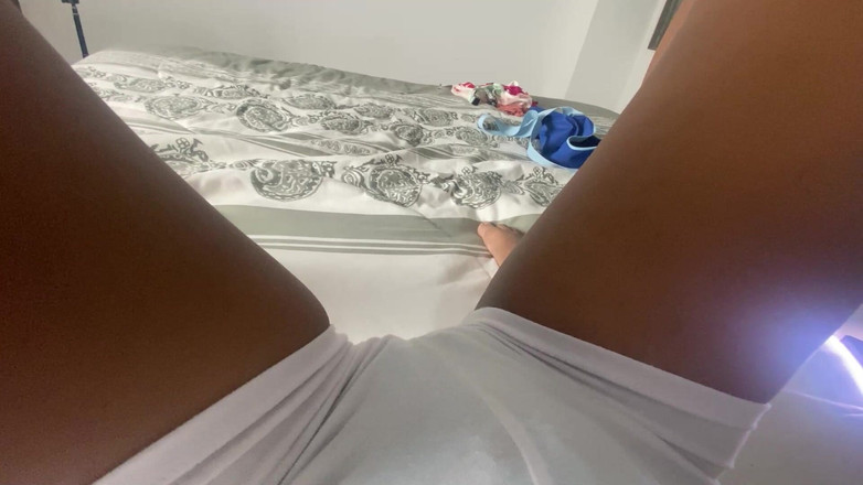 kloyesteicy: College Girl Gets Spurting Orgasm After Showing Her Cameltoe