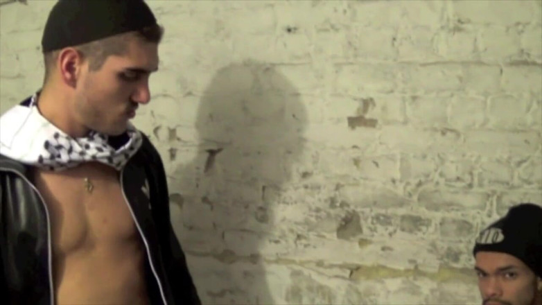 STRAIGHT BOY CURIOUS: Alfario gizli bir bodrumda xxl Arap yarak tarafından sikiliyor
