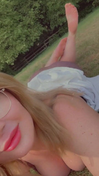 Krásná dívka s velkými přírodními kozami