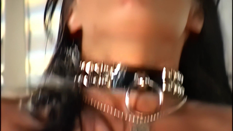 Perv Milfs n Teens: Demi Memakai Pakaian Fetish Semasa Dia Mengambil batang keras di...