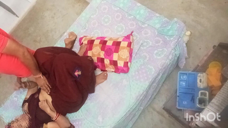Bed: Bhabhi seksi Uttar Pradesh dikongkek di rumah