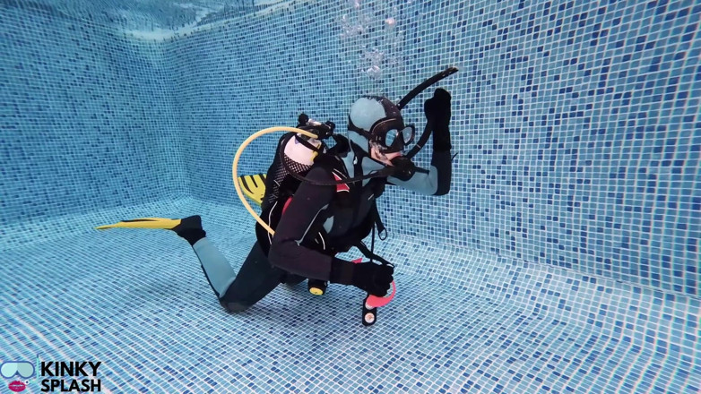 UKCuteGirl Lucy Lauren: Scuba Agent Lucy återvänder: oavsiktlig aktivering