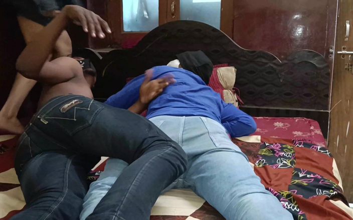Housewife Geeta: Ägare pojkar tillsammans knullar jungfruflickan när hon rengör hennes sovrum