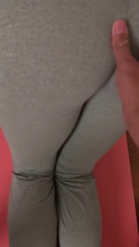 VEDERE LA PERSOANA 1: Îi rupe pantalonii de yoga, îi ungi fundul mare și ejaculezi în pizda ei moale